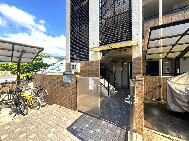 キャッスル山村A棟のエントランス