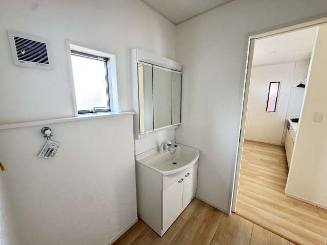 クレイドルガーデン前橋市朝倉町町第4　2号棟（平屋）の独立洗面台|シャワー水栓付き洗面台＆三面鏡付きで朝の身支度もバッチリです！
洗面台には収納スペースもあり洗面室もすっきり片付きますよ！