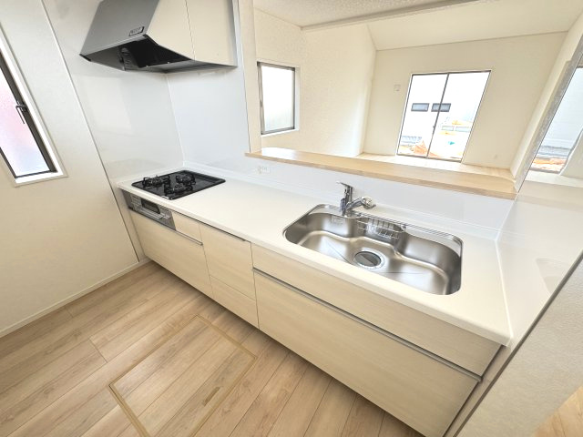 クレイドルガーデン前橋市朝倉町町第4　2号棟（平屋）のキッチン|人気のカウンターキッチン採用です☆
コンロも３口ご用意しています！調理スペースも広くストレスなくお料理できます。
浄水器つきなので美味しいお水も飲めますよ♪
収納も沢山ご用意しています。