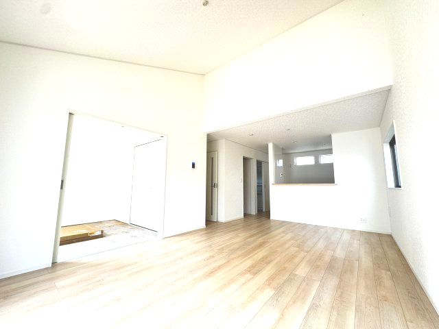 クレイドルガーデン前橋市朝倉町町第4　2号棟（平屋）の居間・リビング|18.5帖リビング♪人気の対面式キッチンを配した空間はお好みの家具も合わせやすいです。
家族がくつろぐ快適な空間造りをサポート。窓からは明るい陽光が差し込みます☆