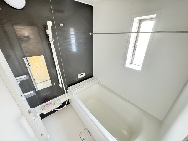 クレイドルガーデン前橋市朝倉町町第4　2号棟（平屋）の浴室|１坪タイプのフルオートバスです！
足を延ばして入れる広さなので一日の疲れもとれますよ♪
室内物干しや浴室乾燥機もあるのでお天気の悪い日にはランドリースペースとしてもご利用できます！