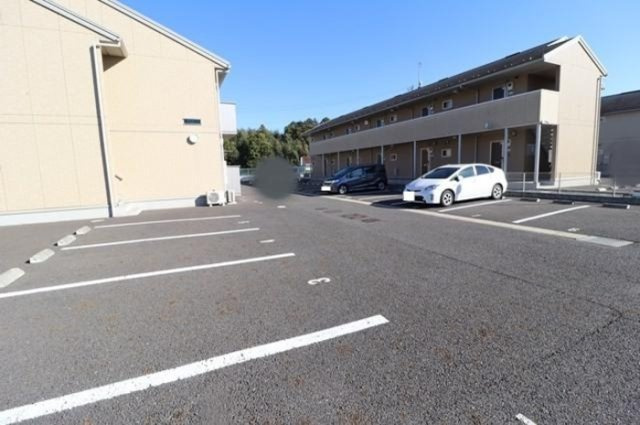 スカイブルー　Ｅの駐車場|駐車場があるので、車を買う予定の方も安心です