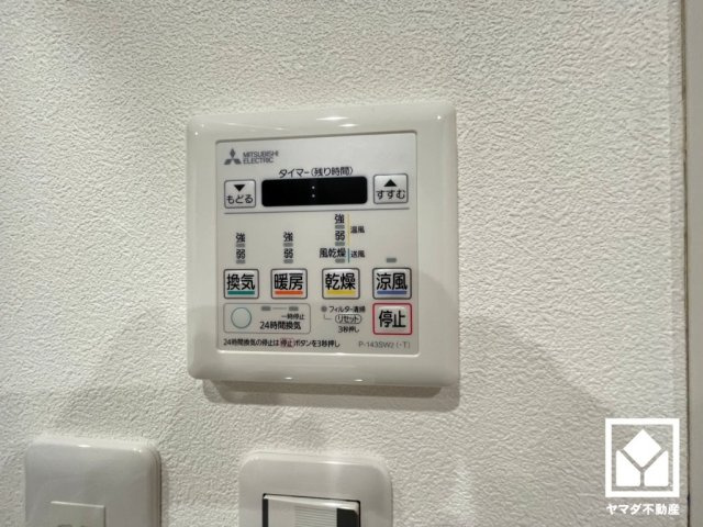 パレ・ロワイヤル塚口の設備|浴室暖房乾燥機付き。真冬の寒い浴室を暖かく、また雨の日の洗濯物の乾燥にと多用途に活躍する機能です。