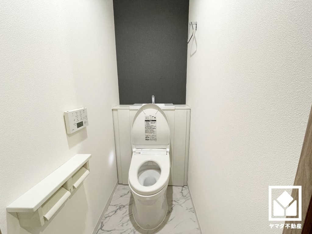 パレ・ロワイヤル塚口のトイレ|明るく清潔感溢れるトイレです。2連トイレットペーパーホルダーなのでお取替えの手間が軽減できます。