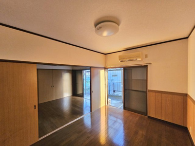 【居間・リビング】 | 小島住宅2号棟 | こちらのリビングで趣味の時間をお楽しみください