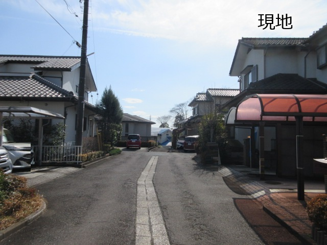 中古戸建　東松山市旗立台16-2（リフォーム住宅）の前面道路含む現地写真