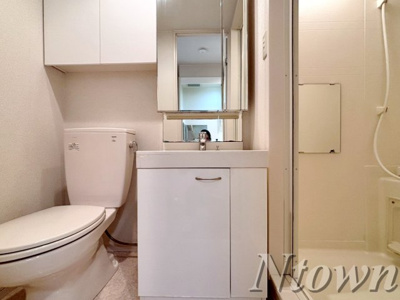 【独立洗面台】 | カーサ・ルチア志賀本通 | 独立洗面台、小物を置くことができて便利です