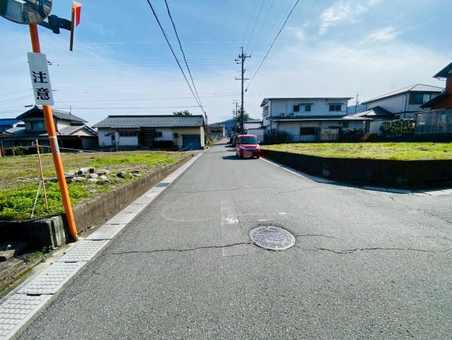 売土地　不破郡垂井町　110.99坪の前面道路含む現地写真