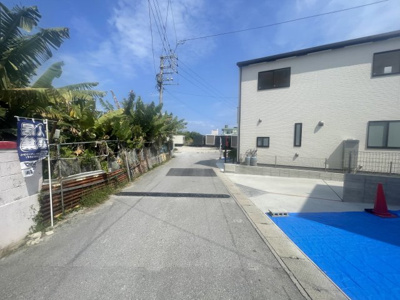 【前面道路含む現地写真】 | 南城市知念安座真3期（全3棟）1号棟 | ※北側公道4.3m～5.2m♪