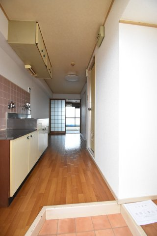シャトル山之内の玄関