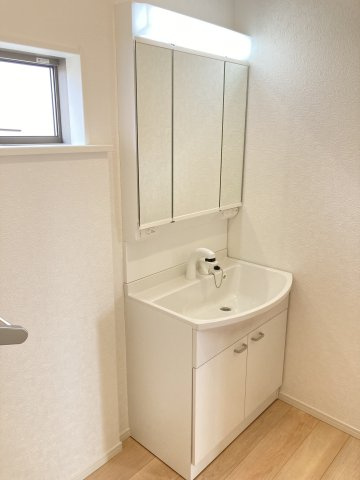 クレイドルガーデン前橋市朝倉町町第4　1号棟の独立洗面台|シャワー水栓付き洗面台＆三面鏡付きで朝の身支度もバッチリです！
洗面台には収納スペースもあり洗面室もすっきり片付きますよ！