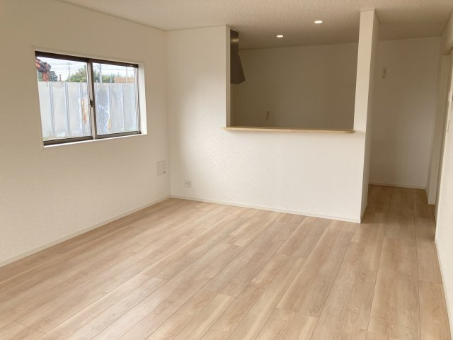 クレイドルガーデン前橋市朝倉町町第4　1号棟の居間・リビング|16.25帖リビング♪人気の対面式キッチンを配した空間はお好みの家具も合わせやすいです。
家族がくつろぐ快適な空間造りをサポート。窓からは明るい陽光が差し込みます☆