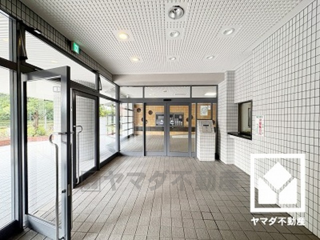 ジークレフ武庫川公園のエントランス|安心・安全な暮らしをサポートするオートロックシステムも完備。