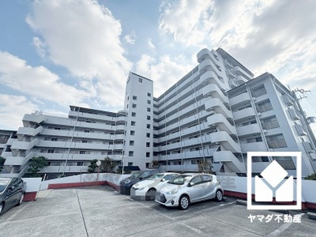 ジークレフ武庫川公園の外観|収納付きでスッキリお使い頂ける3面鏡の洗面台がございます。洗面ボウルが広めなので、忙しい朝でも身支度がしやすく時短になります。