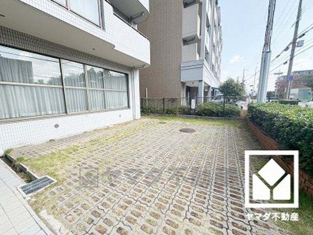 ジークレフ武庫川公園の外観|室内洗濯機置場がございますので、天候に左右されず洗濯していただけます。上部に棚があるので消耗品などをスッキリ置けるのも嬉しいポイント。