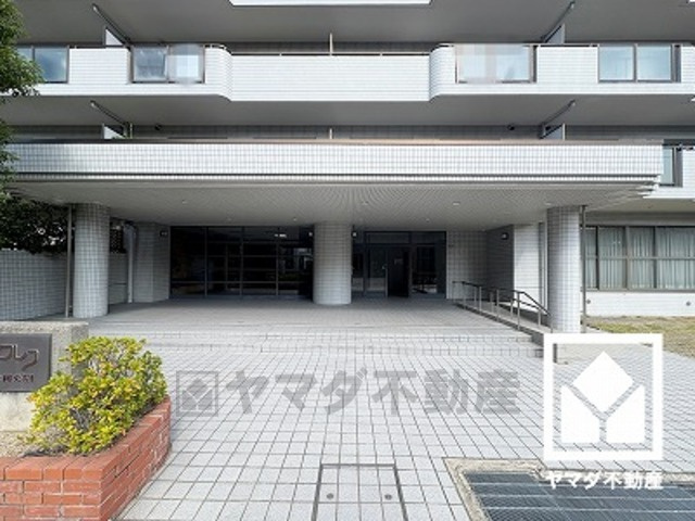 ジークレフ武庫川公園のエントランス|広々とした明るいエントランス。綺麗に整備されており、帰宅時や来客時にも気持ちの良い空間です。