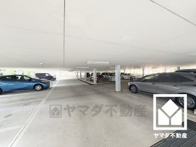 ジークレフ武庫川公園の駐車場|敷地内に駐車場を完備（月額10000円～15000円）。出入口はロボットゲート付き。15000円の区画は1900mm以下の高さ制限がございます。