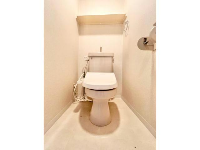 第2コーポ魚半のトイレ|ゆったりとした空間のトイレです