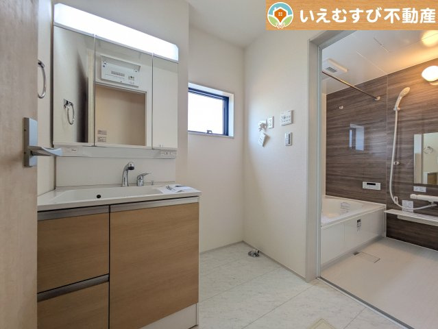 Livele Garden.S　上里町七本木第6の独立洗面台|3面ミラーの後ろは収納スペースを完備
生活感のあるものは隠して、スッキリシンプルな洗面台に！清潔感のある空間♪