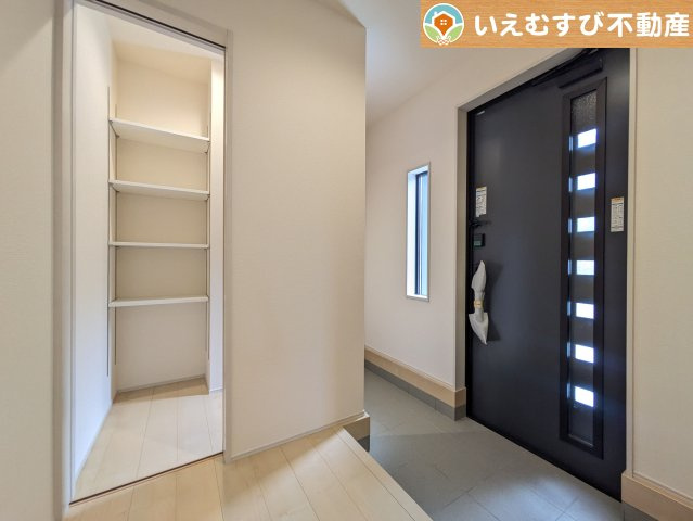 Livele Garden.S　上里町七本木第6の玄関|玄関がいつも片づくシューズインクローゼット
たっぷり入る収納設備で玄関がすっきり綺麗に過ごせると快適ですよね♪