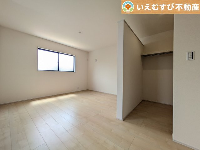 Livele Garden.S　上里町七本木第6の洋室|ぬくもりのある色合いでシンプルな洋室
日当り良好で明るい洋室！大容量のウォークインクローゼット付き♪