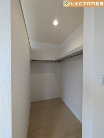 Livele Garden.S　上里町七本木第6の収納|たっぷりの収納力を備えたウォークインクローゼット
たくさん収納できるので季節物やかさばるバッグなども片付きます♪