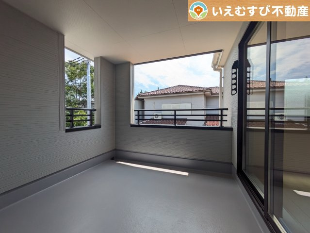 Livele Garden.S　上里町七本木第6のバルコニー|ゆとりの広さのインナーバルコニー
急な雨でもインナーバルコニーなら安心！天気を気にせず干して外出できます♪