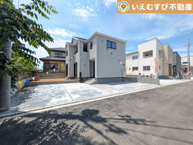 Livele Garden.S　上里町七本木第6の駐車場|3台駐車可能なゆとりのカースペース
複数台車をお持ちでも、お友達が遊びに来てもゆとりの駐車スペース！