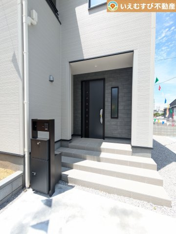 Livele Garden.S　上里町七本木第6のエントランス|落ち着いた色づかいのエントランス
駐車場からアクセスの良いエントランス。雨の日や荷物が多くても安心の動線♪