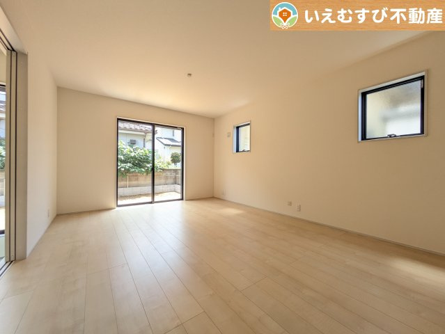 Livele Garden.S　上里町七本木第6の居間・リビング|ナチュラルな色合いで落ち着いた印象のリビングダイニング
ぬくもりのあるナチュラルな空間。グリーンを飾っても相性が良さそうですね♪
