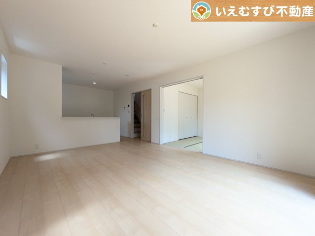 Livele Garden.S　上里町七本木第6の居間・リビング|開放感と家族との距離感にこだわったＬＤＫ
採光たっぷりのリビングで休日には家族みんなでくつろげそうですね♪