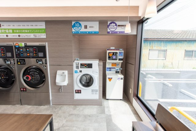 あるゾウランドリー古戸町店の内装