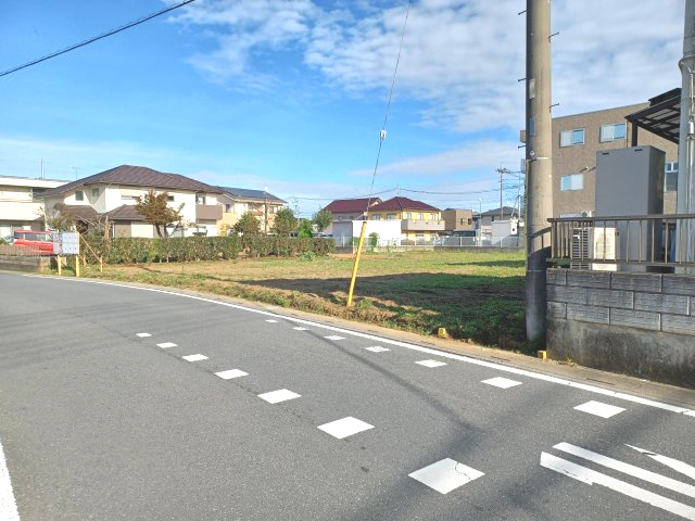 東松山市若松町　土地の前面道路含む現地写真|前面道路は幅員約６.０ｍの公道です。