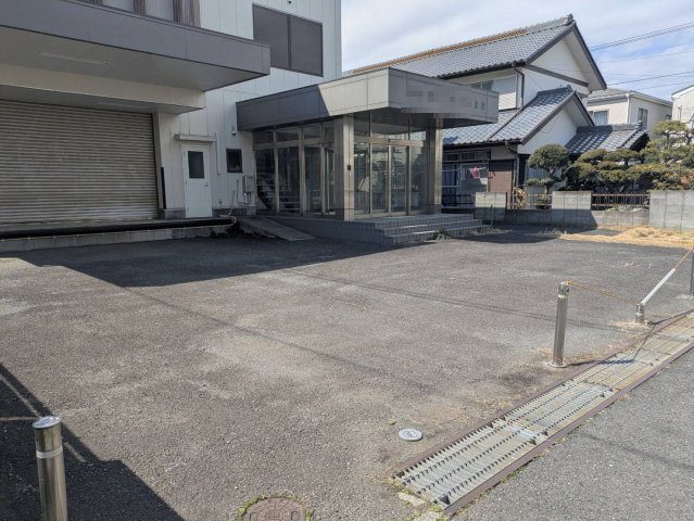 平塚市平塚５丁目の倉庫の駐車場