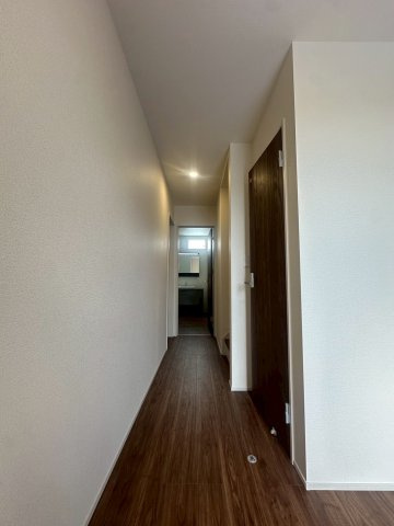 リーブルガーデンうるま市高江洲・１号棟のその他|１階玄関側から見た廊下