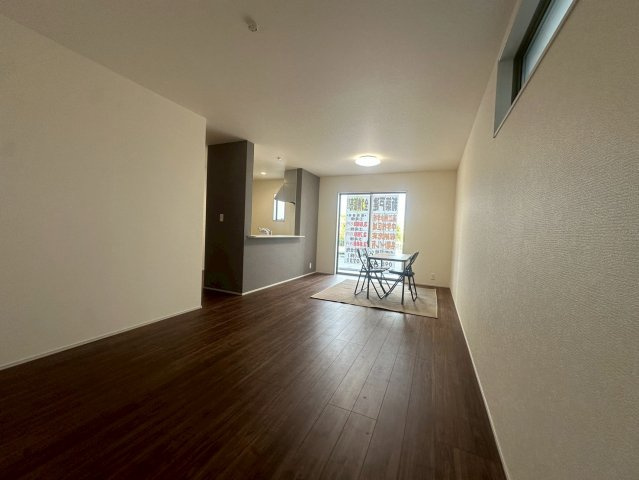 リーブルガーデンうるま市高江洲・１号棟の居間・リビング|二面採光で明るくゆったりとしたLDK17.2帖