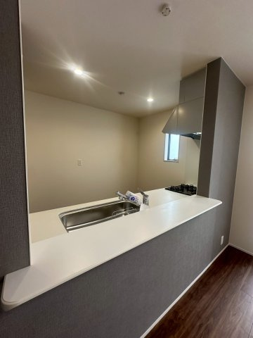 リーブルガーデンうるま市高江洲・１号棟のキッチン|リビングを見渡せる対面式カウンターキッチン