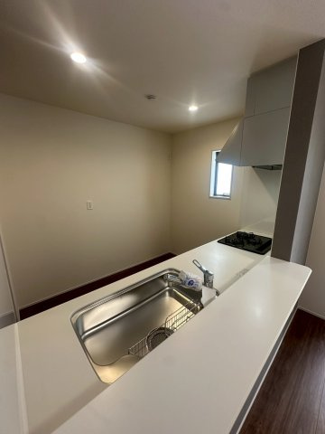 リーブルガーデンうるま市高江洲・１号棟のキッチン|奥行きがあり二人並んで家事ができる広さの対面式キッチン