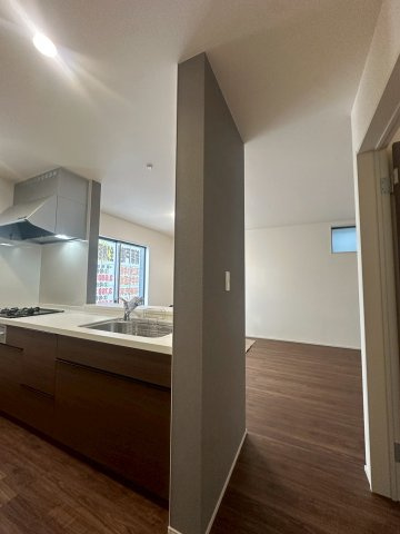 リーブルガーデンうるま市高江洲・１号棟のその他|対面式キッチンからリビングの眺め