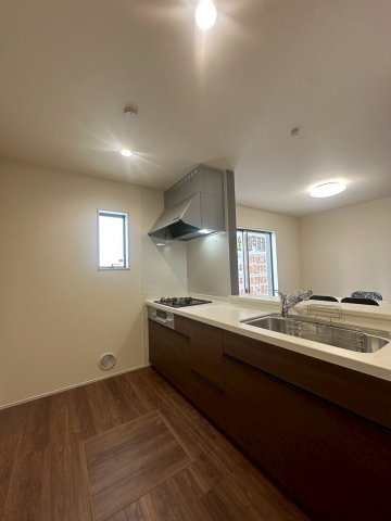 リーブルガーデンうるま市高江洲・１号棟のキッチン|会話の弾む対面式のシステムキッチン・採光窓＆床下収納付き