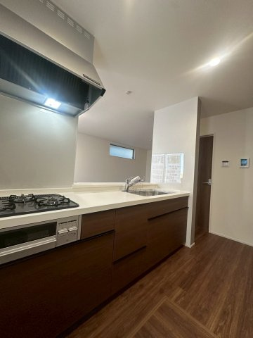 リーブルガーデンうるま市高江洲・１号棟のキッチン|キッチンの脇には２WAY動線のストレージルームがあり、パントリーにも◎