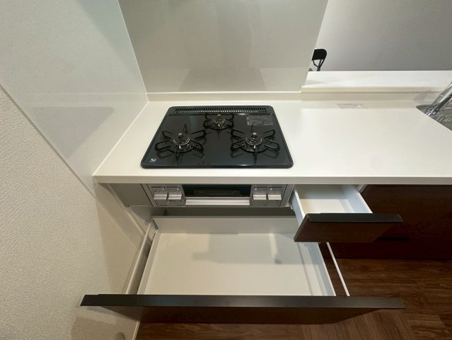 リーブルガーデンうるま市高江洲・１号棟のキッチン|備え付けの収納付きシステムキッチン／ガスコンロ３口