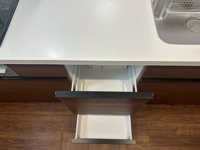 リーブルガーデンうるま市高江洲・１号棟のキッチン|備え付けの収納付きシステムキッチン