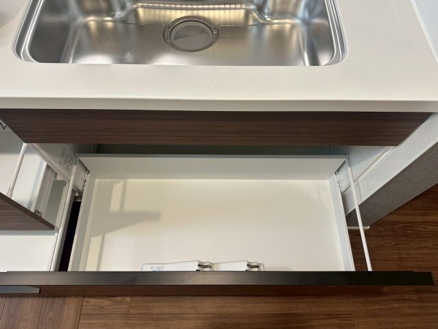 リーブルガーデンうるま市高江洲・１号棟のキッチン|備え付けの収納付きシステムキッチン