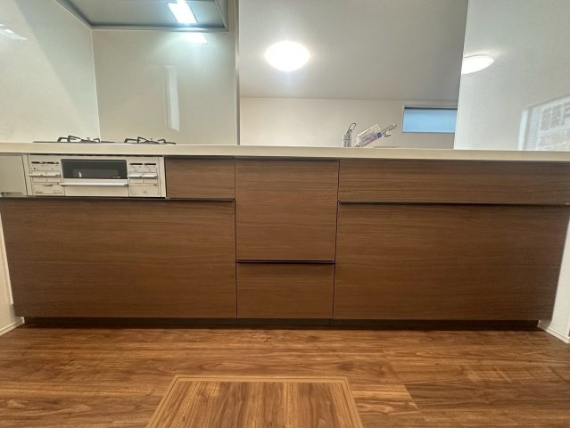 リーブルガーデンうるま市高江洲・１号棟のキッチン|奥行きがあり二人並んで家事ができる広さの対面式キッチン