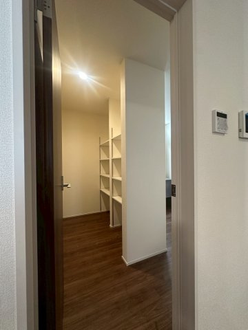 リーブルガーデンうるま市高江洲・１号棟の収納|洗面室＆キッチン側から出入りできる２WAY動線のストレージルーム