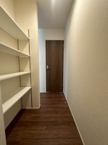 リーブルガーデンうるま市高江洲・１号棟の収納|キッチンと洗面室から出入りできる用途多彩なストレージルーム！パントリーにも◎