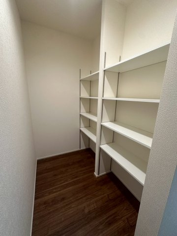 リーブルガーデンうるま市高江洲・１号棟の収納|キッチンと洗面室から出入りできる用途多彩なストレージルーム！可動式棚付き