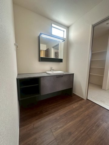 リーブルガーデンうるま市高江洲・１号棟の独立洗面台|ランドリールームに隣接する洗面室