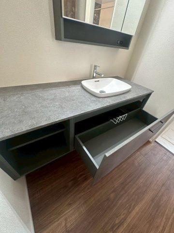 リーブルガーデンうるま市高江洲・１号棟の独立洗面台|ホテルライクでスタイリッシュな洗面化粧台／採光窓付き